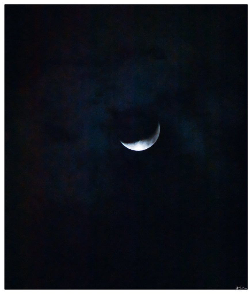 ArjunChellappa's tweet photo. #homequarantine #mumbailockdown #fightagainstcovid19 #bestrong #HumHaarNahiMaanenge #passionaboutphotography #mnikon #D3400 #mooncapture #cloud #nightphotography #moonphotography #moonposingforthecamera #nightviewcaptured #cameracapturephotouploaded #mumbaikar #randomcapture https://t.co/mNJWT3MTBn