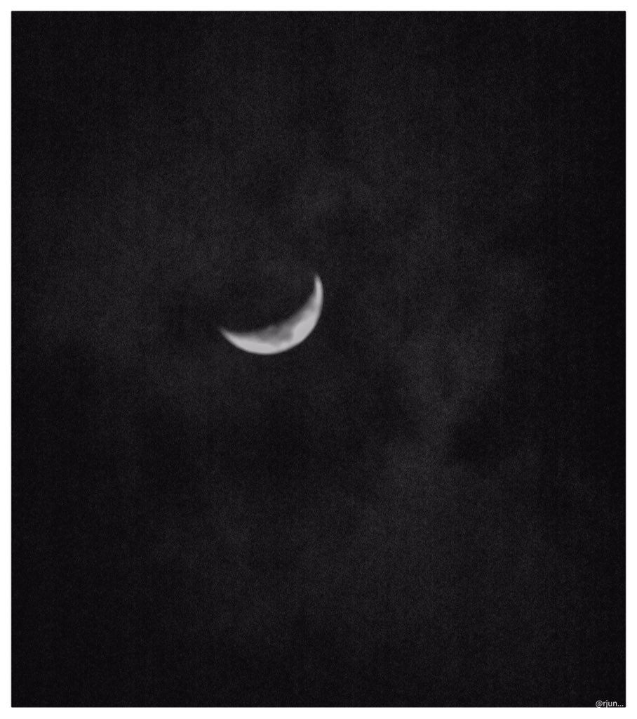 ArjunChellappa's tweet photo. #homequarantine #mumbailockdown #fightagainstcovid19 #bestrong #HumHaarNahiMaanenge #passionaboutphotography #mnikon #D3400 #mooncapture #cloud #nightphotography #moonphotography #moonposingforthecamera #nightviewcaptured #cameracapturephotouploaded #mumbaikar #randomcapture https://t.co/mNJWT3MTBn