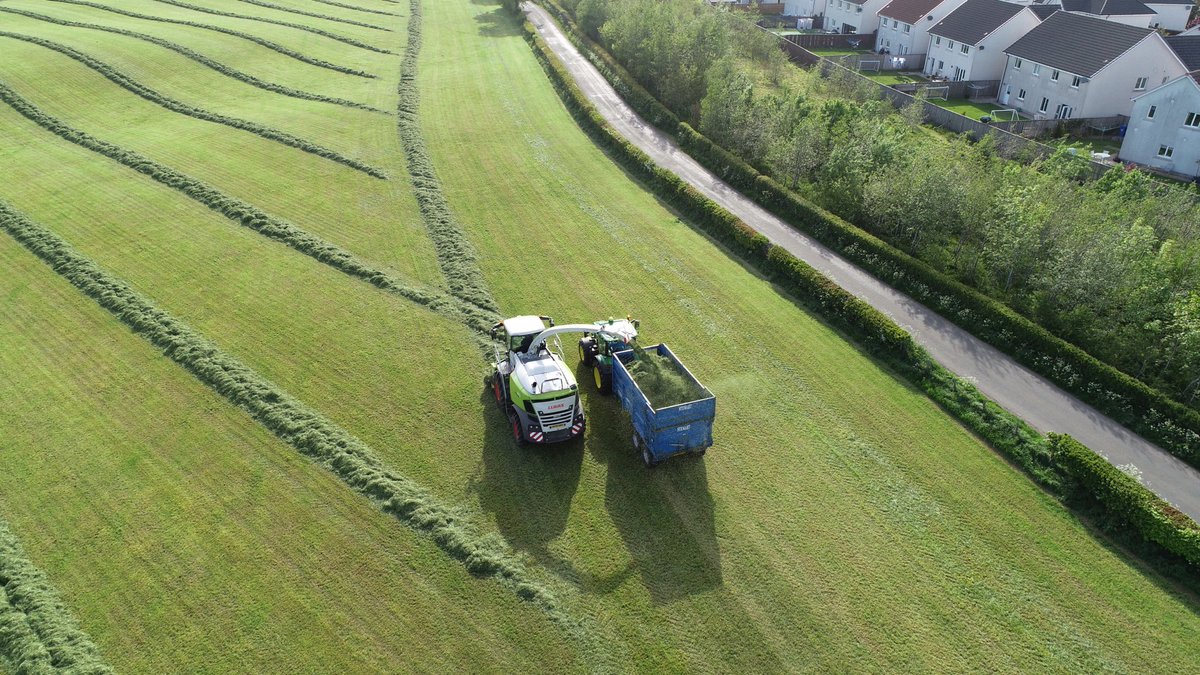 ⁦<a href="/ScotlandRHShow/">Royal Highland Show</a>⁩ ⁦<a href="/ScottishField/">Scottish Field</a>⁩ ⁦<a href="/scottishfarmer/">The Scottish Farmer</a>⁩ ⁦@AndrewMoir4⁩  #essentialwork going on quietly in background.  Dinner break has to be taken outside. Thank you 👏👏👏