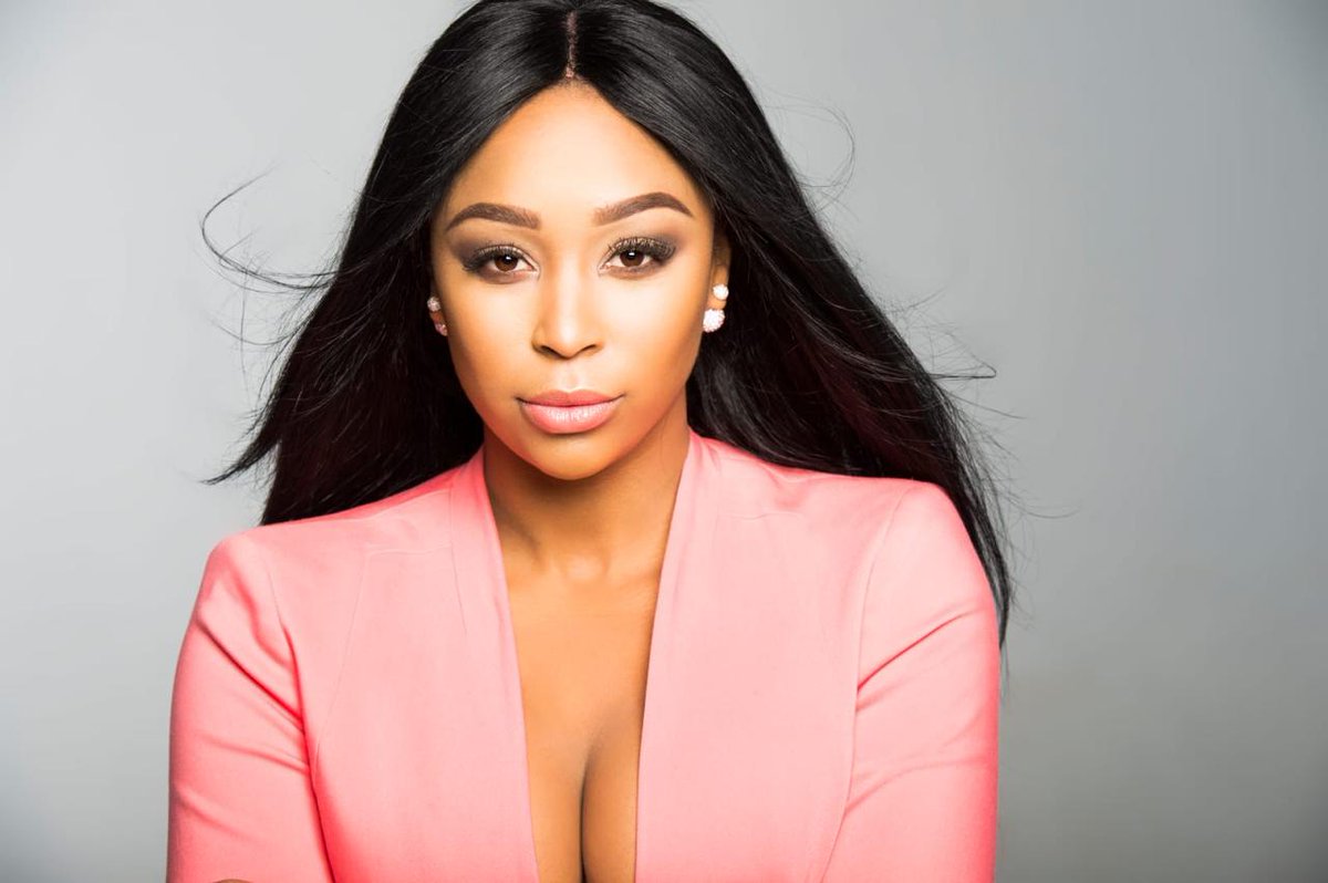HuaweiZA's tweet photo. Welcome to the Huawei Family, @minniedlamini ! 👋🏾
She'll be our host tomorrow, 29 May, when we unleash the #HuaweiP40Series at 14:00. Tune in, say hi to her & the other celebs joining us for the day, & you could win a share of R500K in prizes 👉🏼 https://t.co/U3nobrcsJ7 👈🏼 https://t.co/GtgLsGV98B