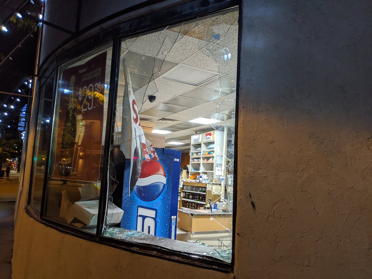 DEVELOPING: On scene in Uptown. Miles from the heart of the  #GeorgeFloyd protests, Henn Lake Liquor was broken into & looted.  @FOX9 for coverage all morning on  #minneapolisriots