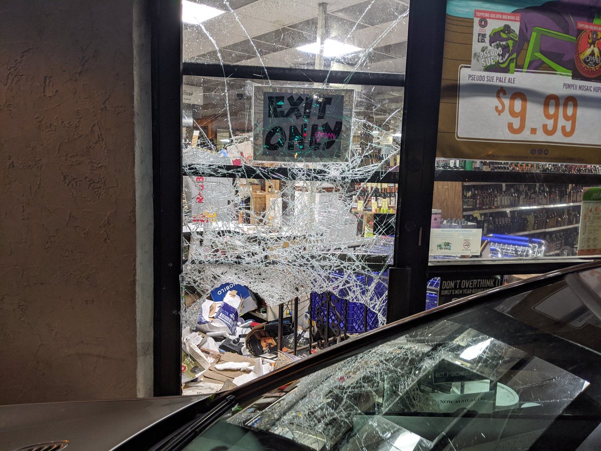 DEVELOPING: On scene in Uptown. Miles from the heart of the  #GeorgeFloyd protests, Henn Lake Liquor was broken into & looted.  @FOX9 for coverage all morning on  #minneapolisriots