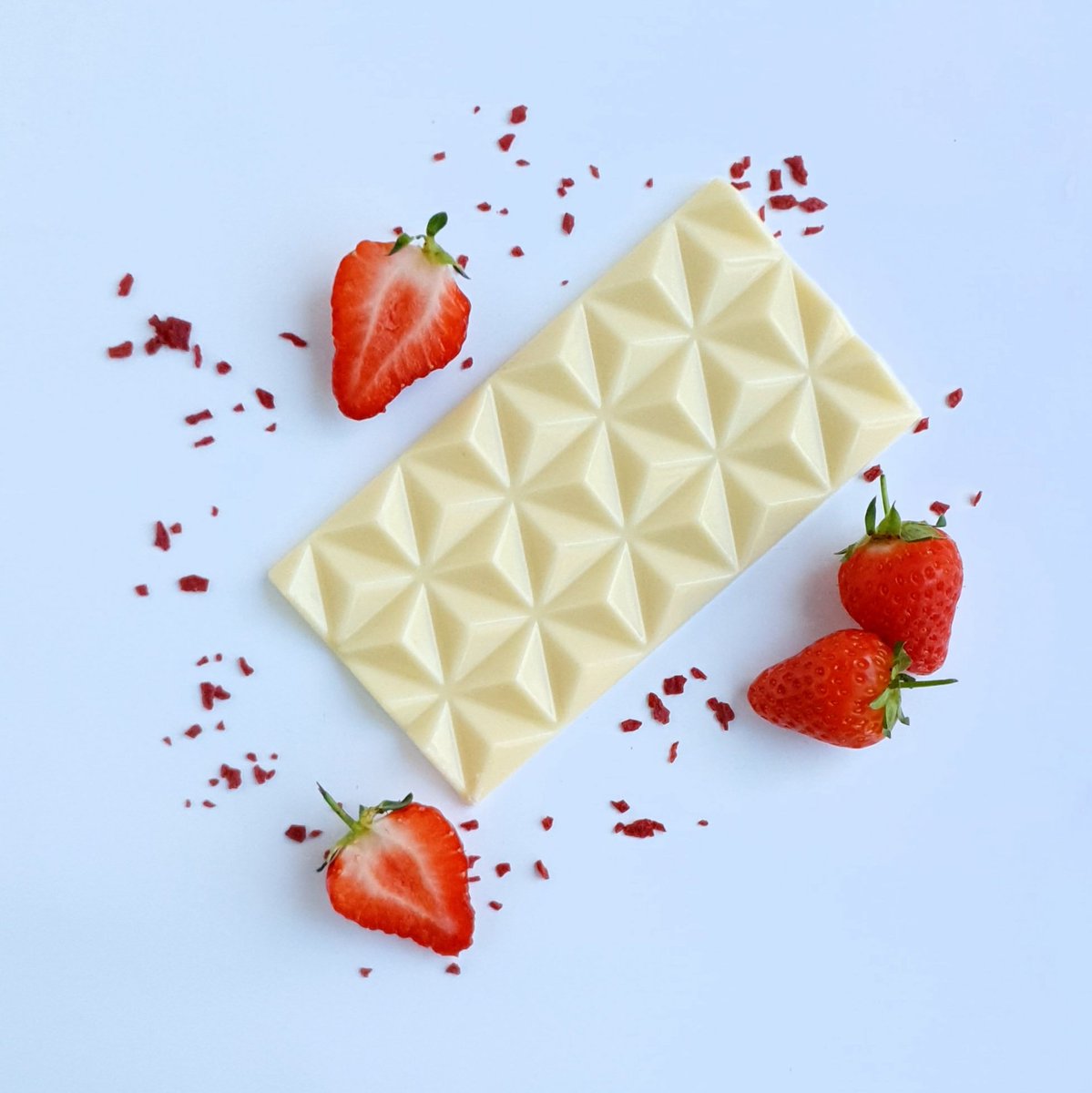 BFchocolates's tweet photo. Sunshine = Strawberries and fizz. This silky white chocolate bar is literally bursting with flavour sprinkled with strawberry pieces and popping candy. Shop online at https://t.co/fh4vFzmdrs #whitechocolate #strawberries #fizz https://t.co/6OeYYkyaJz