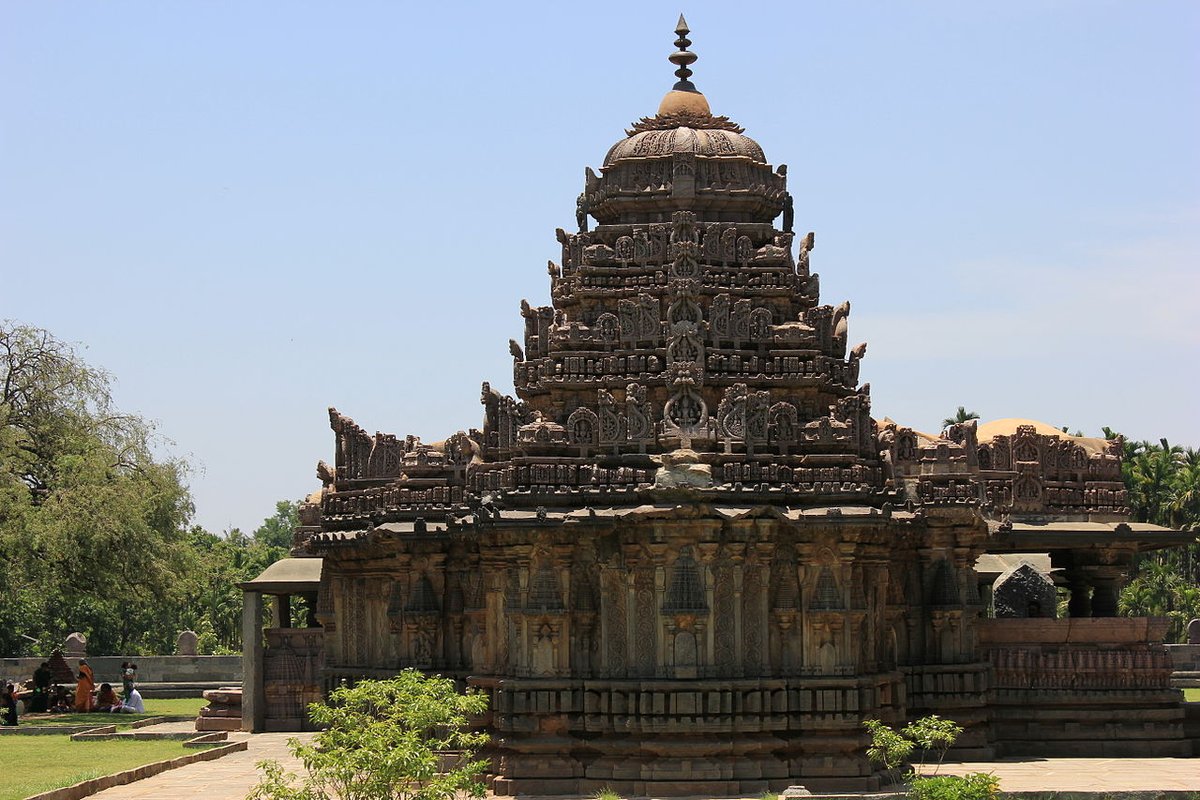 2/n The temple has an original outer wall with unique equally spaced circular carvings. The temple has 1 vimana (shrine tower) & therefore is a Ekakuta design,& has a closed mandapa that connects the sanctum to the large open mantapa.