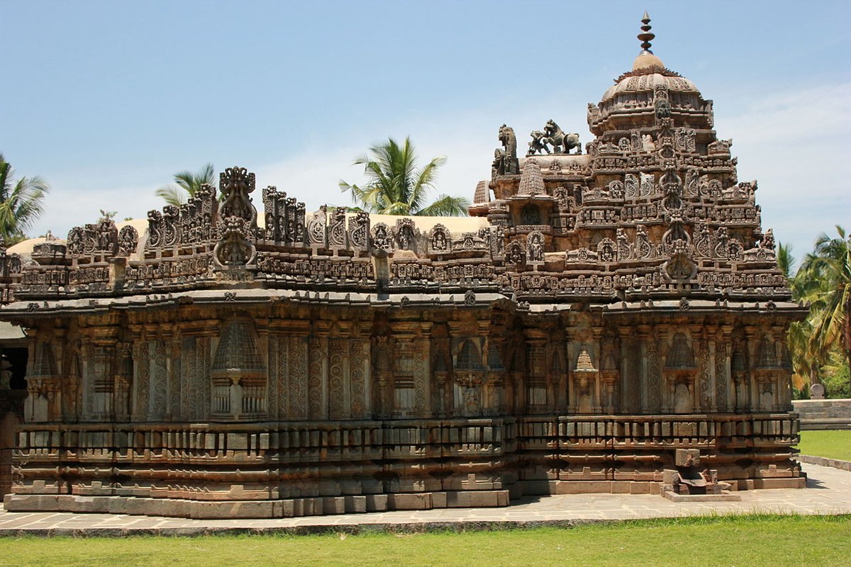 2/n The temple has an original outer wall with unique equally spaced circular carvings. The temple has 1 vimana (shrine tower) & therefore is a Ekakuta design,& has a closed mandapa that connects the sanctum to the large open mantapa.