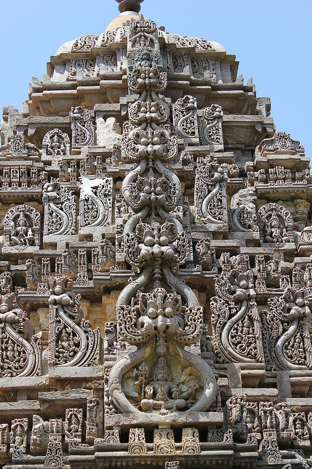 3/n The shrine is square in shape has the original superstructure (shikhara) which is adorned with sculptures of Kirtimukhas (demon faces) and Lord Shiva, miniature decorative towers (aedicule).  @ReclaimTemples