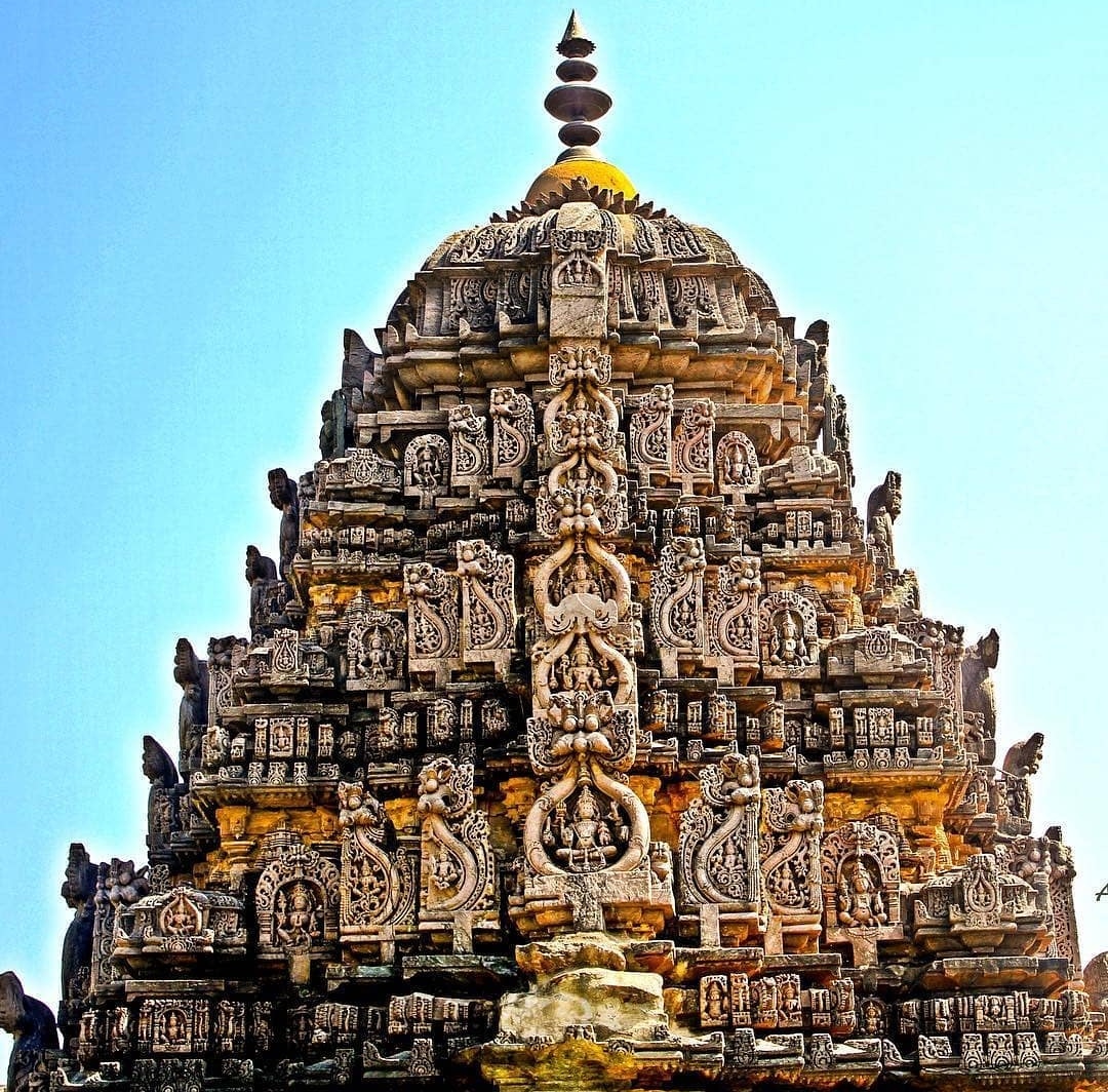 3/n The shrine is square in shape has the original superstructure (shikhara) which is adorned with sculptures of Kirtimukhas (demon faces) and Lord Shiva, miniature decorative towers (aedicule).  @ReclaimTemples