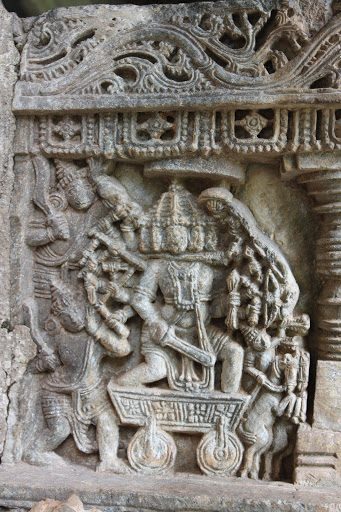 5/n The outer wall of the open mantapa sculptures with depictions from the Hindu epics.The Ramayana is sculpted on the south side wall on 70 panels, with the story. Please open the image to see the details.
