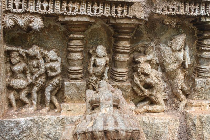 7/n Like this whole Ramayana and Mahabharata is depicted on the wall of Amruteswara temple. Please click the image for detailed study. @ReclaimTemples
