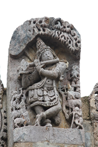 9/n A connecting door leads a visitor to navaranga. The door is guarded by two dvarpalas on either side. The navaranga is divided into 9 bays of equal size. In the navaranga are placed images of Ganesha, Kartikeya, Brahma, Naga couple, Venugopala, Vishnu and Shiva.