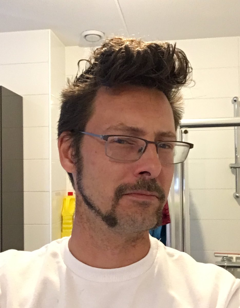 Stiif's tweet photo. Nog nóóit werd een nieuwe look zó snel afgekeurd! #dag77 https://t.co/8cRLL5MGfX
