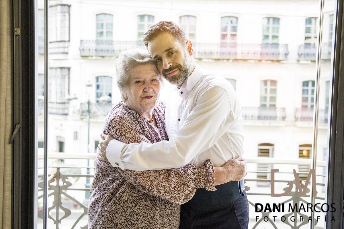 fotodanimarcos's tweet photo. Aunque el COVID sigue presente en nuestras vidas, no hay nada más maravilloso que el abrazo de una madre.
Seguro que las ganas de casaros no se os han pasado, ¿Vamos planificando en el 2021? Pedirme información.
#boda #bodas2021 #bodasencovid #novio #madre #abrazo https://t.co/GfXviR1hmm