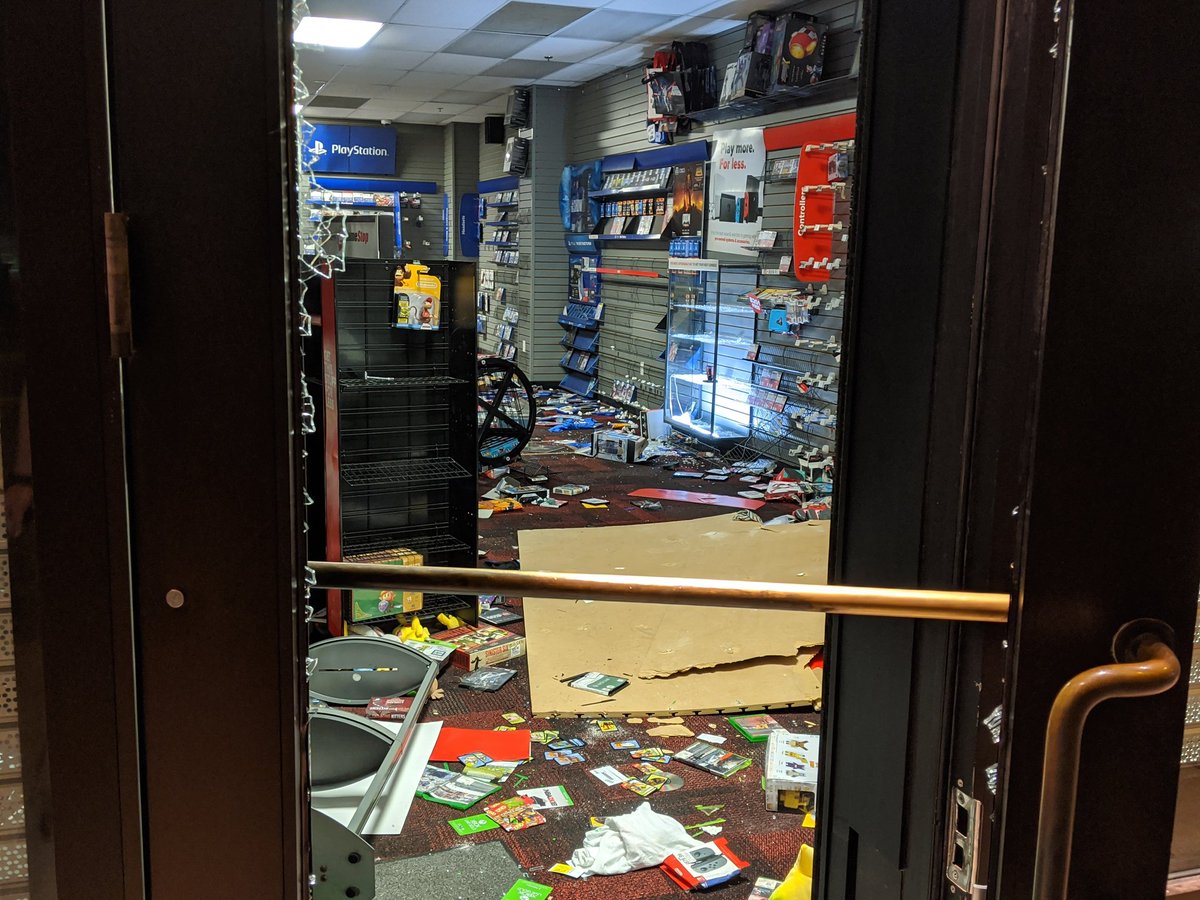 Game Stop smashed, looted. Police on scene of a still "active" Uptown in  #Mpls  #MinneapolisRiot  @FOX9 – at  GameStop