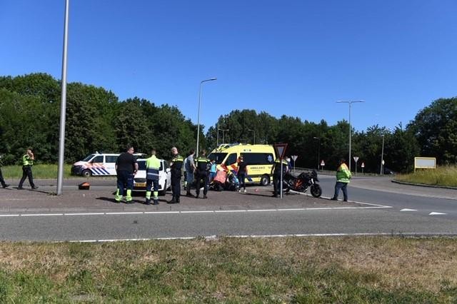 Man en vrouw op motor gewond bij aanrijding met auto in Aarlanderveen..