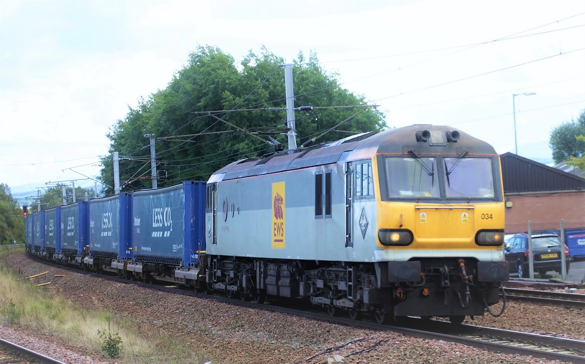 Flashback to Sept 2010 as #EWS AC 92034 trundles north through #CarstairsJunction with a set of #Tesco wagons , note it's 'chunnel rings'. Exported into Europe to work with #DB Bulgarian Cargo in 2012 and now renumbered 88034

#daveforbesrailwaycollection