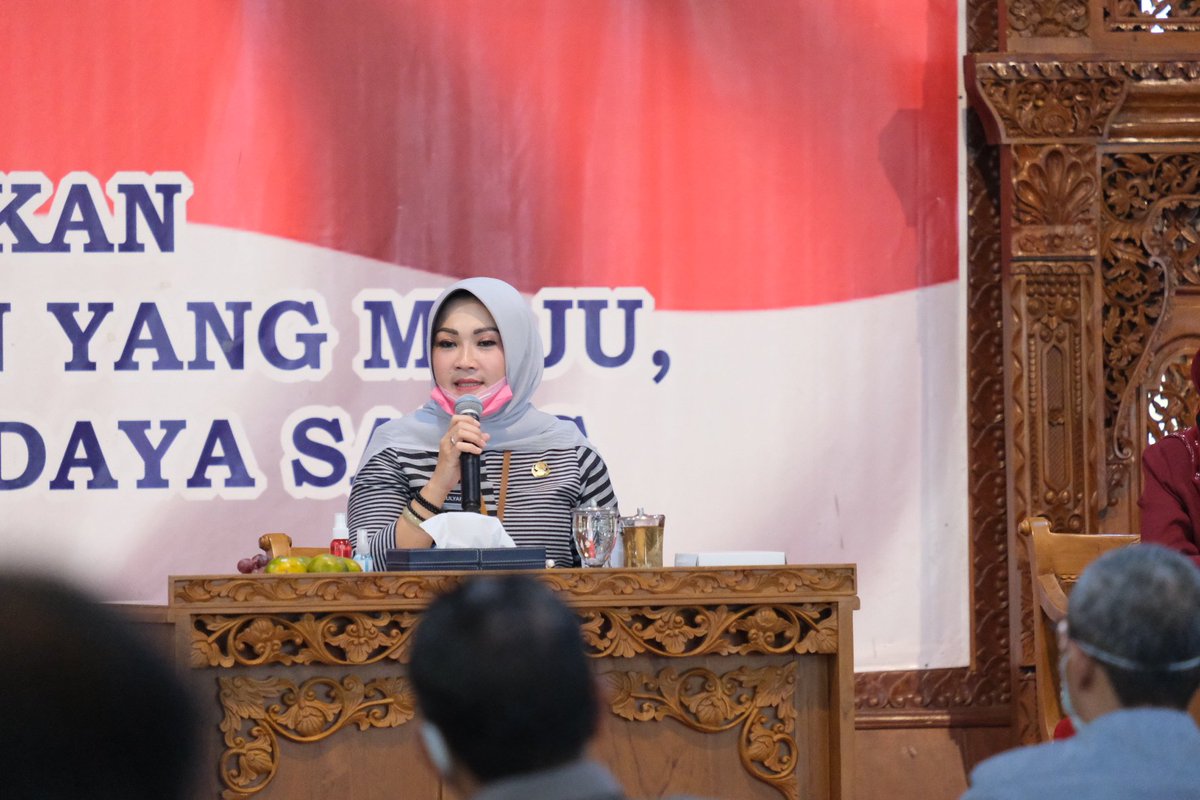 “Dalam minggu ini untuk mempersiapkan seluruh jajaran OPD kab klaten serta Pemerintah Kecamatan dan Pemerintah desa untuk menerapkan semi new normal atau kalau mampu new normal di jajaran tersebut” ungkap Sri Mulyani di Pendopo Pemkab Klaten pada Kamis Siang (28/5/20)