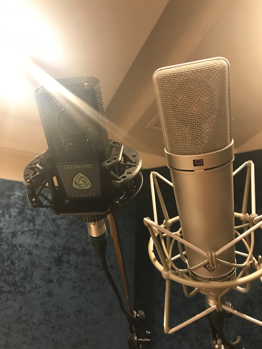 kazuhatakahashi's tweet image. 久々のスタジオ仕事。
コロナへの配慮で1本ずつ分けてとったのですがエンジニアさんは特に喜んでおりました。
私もSC聞いてニュアンス伝えてチェロと入れ替わり、ディレクションはAudio moversでとても今時。
マイクはLewittではっきり音像で中低音域が特に美しいマイクでした。
#VersionStudio