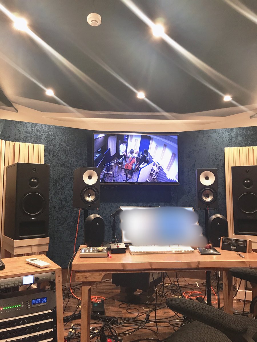 kazuhatakahashi's tweet image. 久々のスタジオ仕事。
コロナへの配慮で1本ずつ分けてとったのですがエンジニアさんは特に喜んでおりました。
私もSC聞いてニュアンス伝えてチェロと入れ替わり、ディレクションはAudio moversでとても今時。
マイクはLewittではっきり音像で中低音域が特に美しいマイクでした。
#VersionStudio