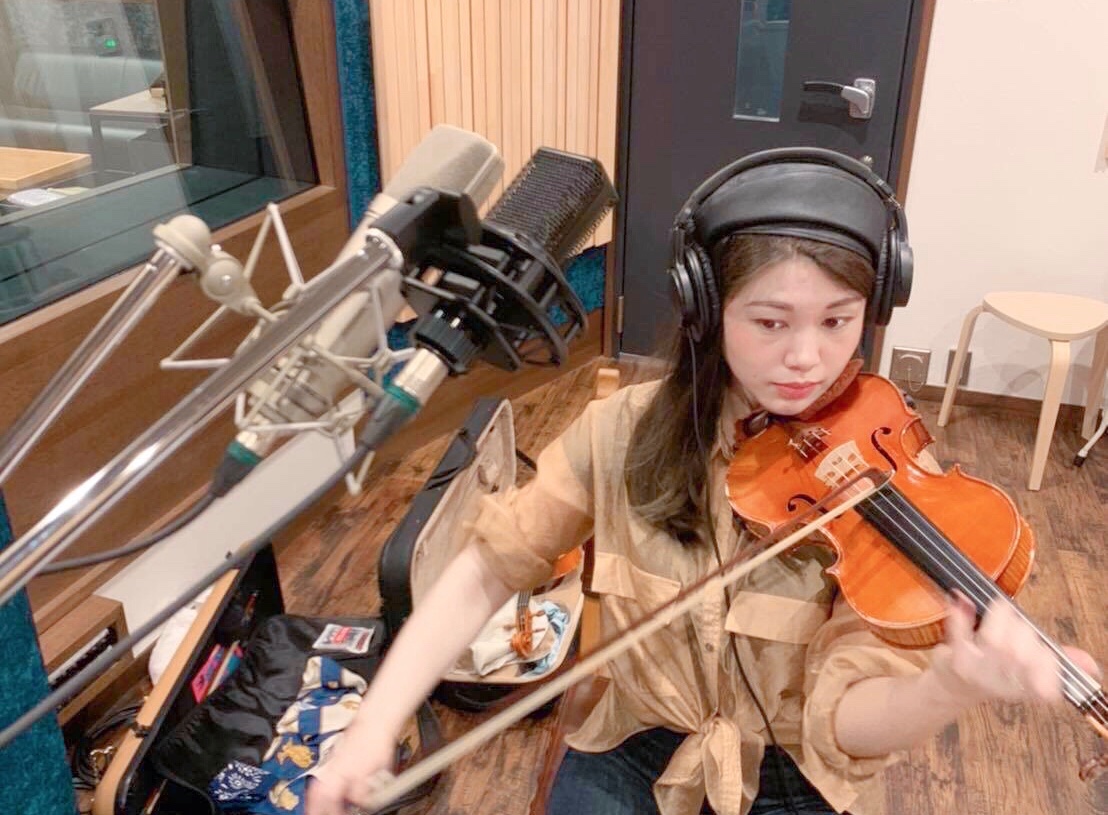 kazuhatakahashi's tweet image. 久々のスタジオ仕事。
コロナへの配慮で1本ずつ分けてとったのですがエンジニアさんは特に喜んでおりました。
私もSC聞いてニュアンス伝えてチェロと入れ替わり、ディレクションはAudio moversでとても今時。
マイクはLewittではっきり音像で中低音域が特に美しいマイクでした。
#VersionStudio