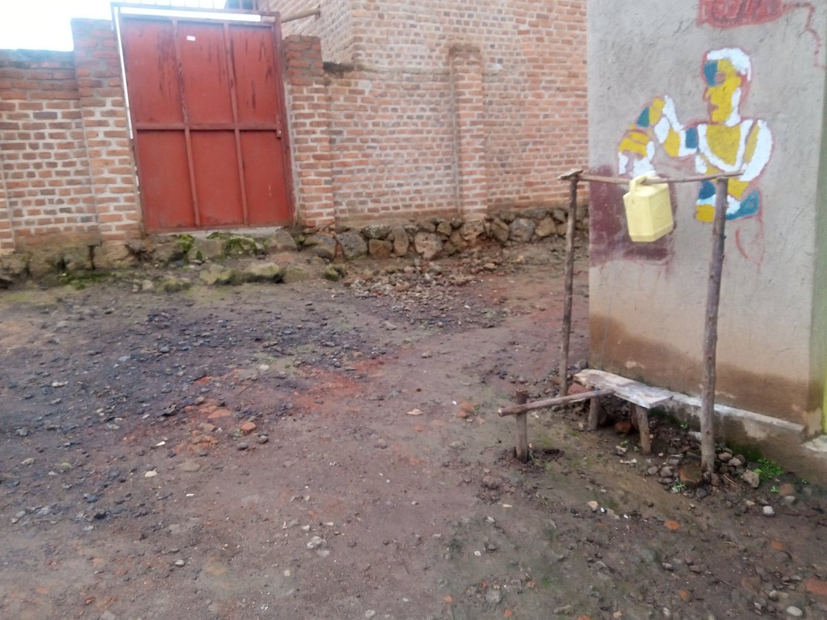 VBusinessFarm's tweet photo. Bamwe mu batuye mu bice bitandukanye bigize @MusanzeDistrict baravuga ko batagikaraba #intoki binjiye mu maduka bitewe nuko hamwe imbere yayo maduka basanga kandagira ukarabe zashyizweho zarapfuye, bagasaba ko ababishinzwe basaba abo bacuruzi bakazisubizaho.@flashfmrw @AMpuhwe https://t.co/dVBMF1V11i