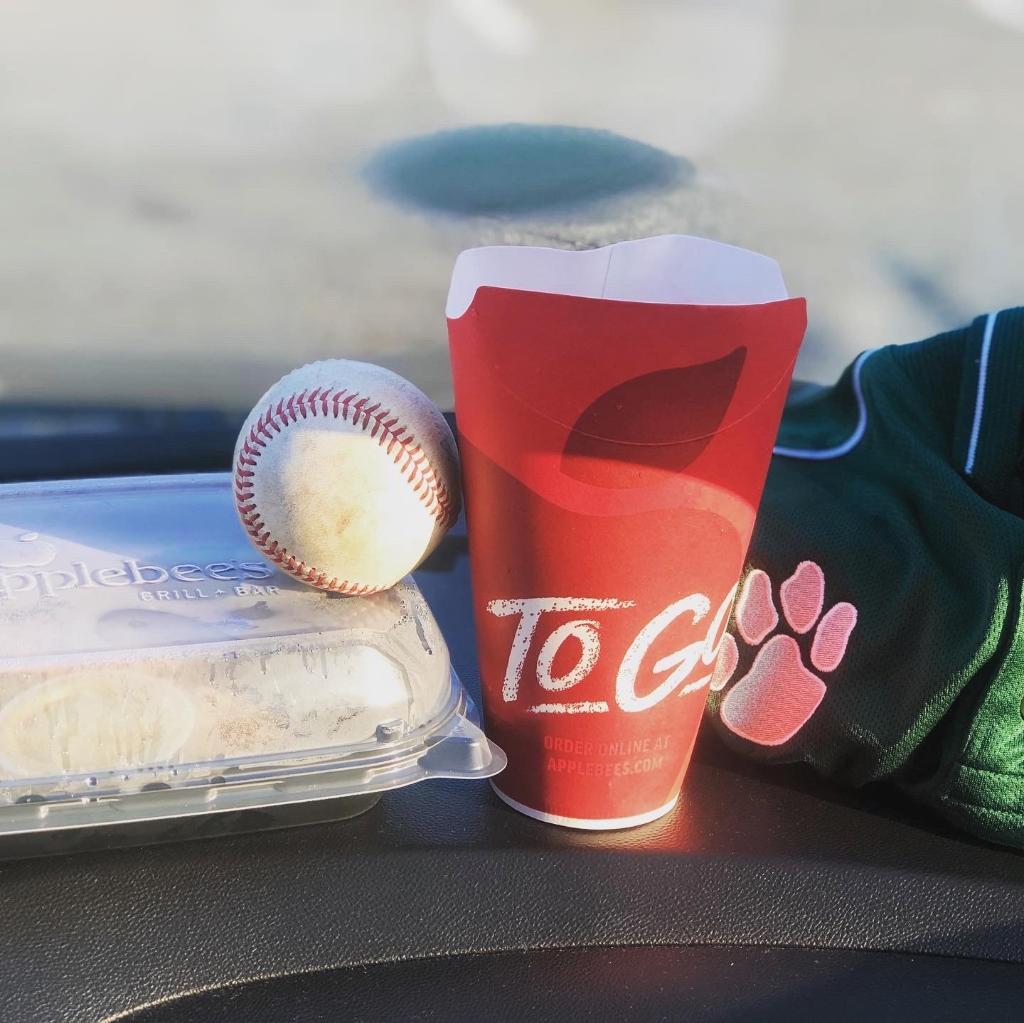 We love a good party 🎉 and once our Bellmore, N.Y. team heard that the local high school baseball team was going to miss their final celebratory dinner of the season, they jumped into action to throw the ultimate send-off for them with Applebee’s To Go. ms.spr.ly/6017TiL2L