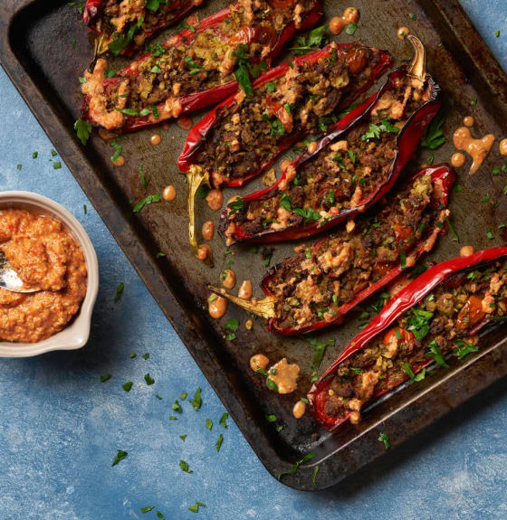 Stuffed peppers is a dish that every vegetarian has in their arsenal. But have you tried stuffing them with falafel? The combination of sweet pepper, tasty falafel and a spicy sauce is one for lunch and dinner!