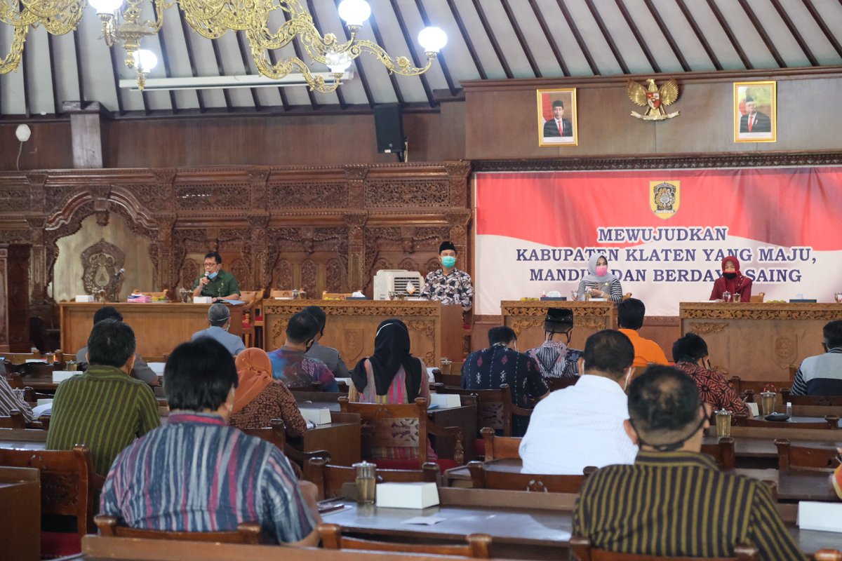 "Sebelum bersiap melaksanakan new normal pada masyarakat nantinya, tentunya jajaran di Pemkab Klaten sampai dengan desa harus dibenahi dan disiplinkan penerapkan protokol kesehatan. Sehingga masyarakat dan lainnya dapat meniru apa yang sudah pemerintah terapkan" imbuh Sri Mulyani