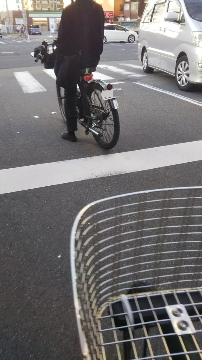 osayan033's tweet photo. なんか目を疑うような物走ってたので追いかけた。
バイクみたいな自転車
調べたら　モペットとか言う
自転車？らしい　
一応ウィンカー付いてた。

#モペット
#custom　#カスタム　#自転車
#schwinn #stingray　#schwinnstingray 　#極太タイヤ　#widetire #bicycle　#Bike 
#タイヤ https://t.co/oQcTul7tXL
