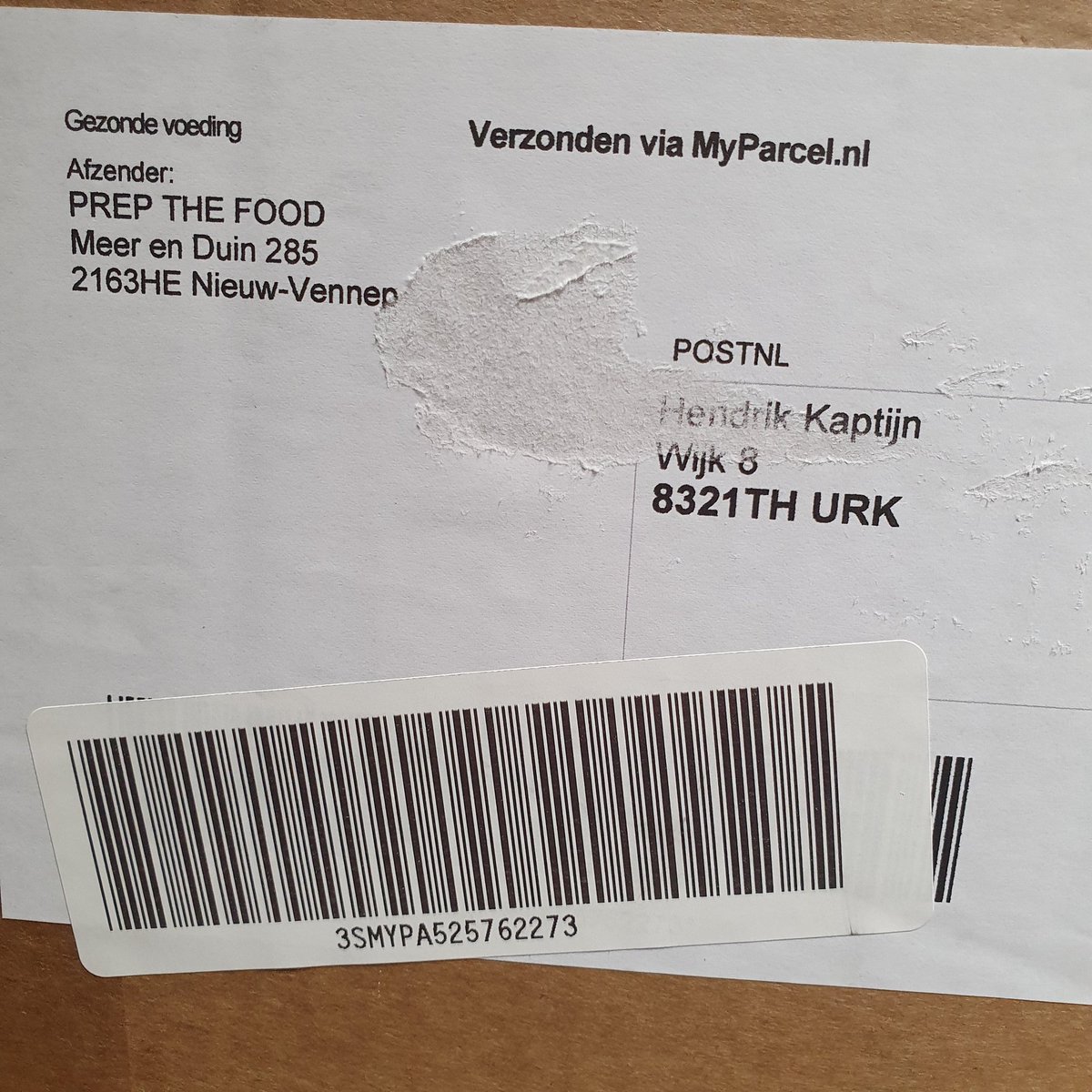 Dit pakket werd hier zojuist afgeleverd.
Het staat in de koeling.
Zou iemand meneer Kaptijn op de hoogte kunnen stellen? RT = lief