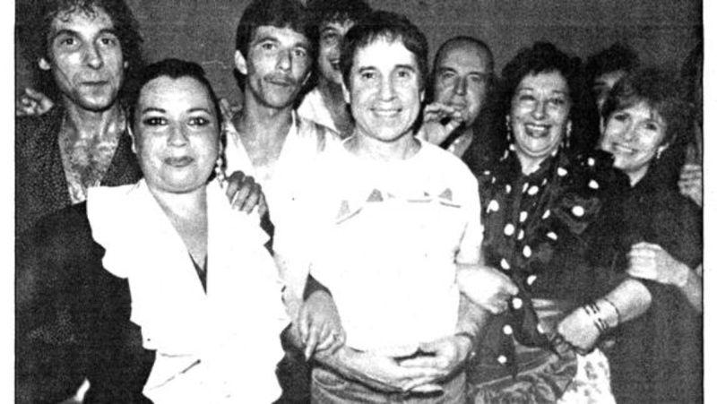 📸 Carrie Fisher, Paul Simon y Chiquito de la Calzada, en un improvisado tablao flamenco en Málaga, en 1989. | Fuente: DIARIO SUR <a href="/DiarioSUR/">SUR. El periódico de Málaga</a>