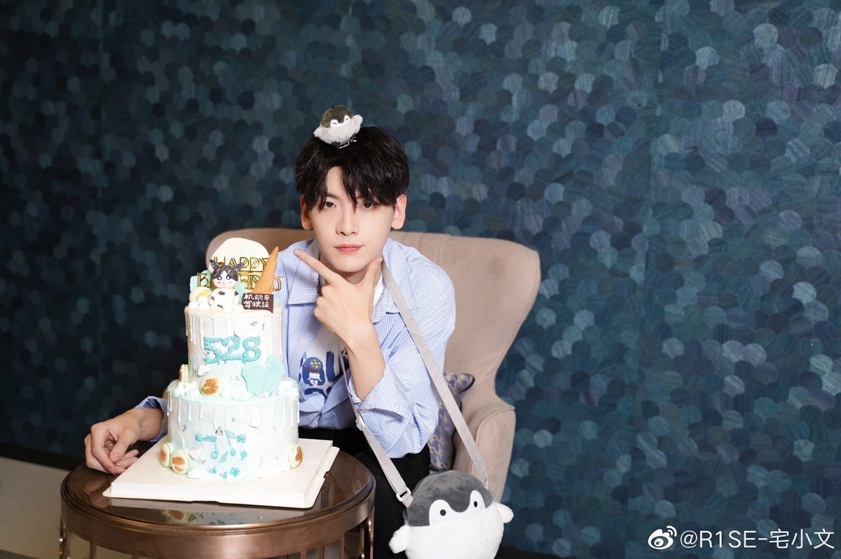 nongmaitm's tweet photo. HAPPY BIRTHDAY 🎂🎉
สุขสันต์วันเกิดนะครับคนหล่อ มีความสุขมากๆ ขอให้ความสดใสอยู่กับเธอในทุกๆวัน💙🐧
#HappyZXWday https://t.co/js4kZFHTEg