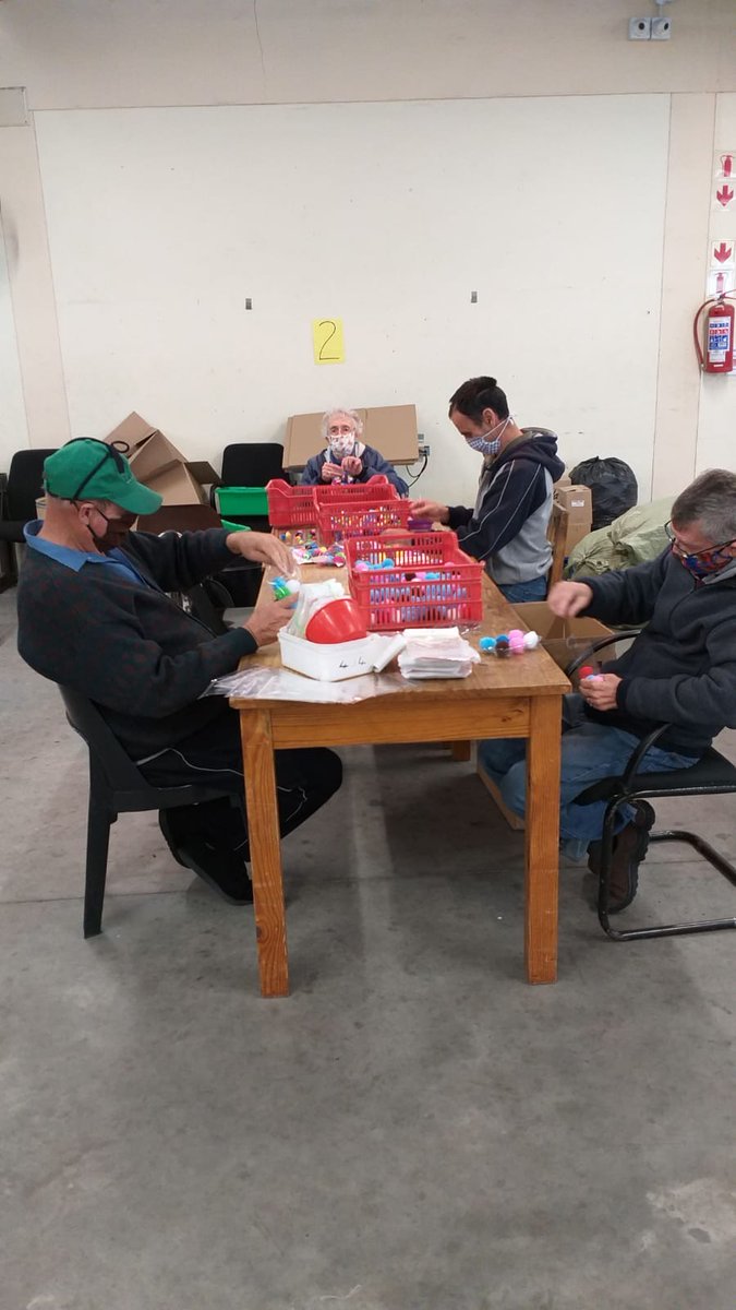 AltaSorg1's tweet photo. Nuus uit die sentrum! <3
Ons werkswinkel het weer stadig maar seker begin funksioneer. Ons maak seker dat ons mense 1.5m van mekaar af sit en almal dra maskers.
En terwyl ons werk luister ons RSG!
#Altasorg #Altadutoit #Kliente #Nuusvandiesentrum #Lekkergesellig #werkswinkel https://t.co/KfdQRf4GkU