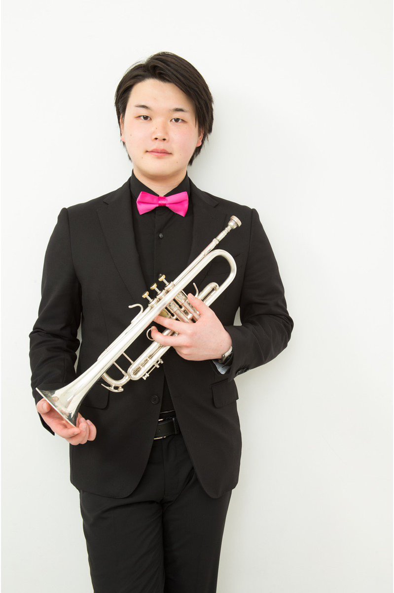 Bears Wind Orchestra メンバー紹介 前島大輝 岐阜県出身 某アニメのキャラクターがトランペット を吹いて鳩を集めているのに憧れて 五歳よりトランペットを始めました しかし 実際には鳩は集まらず 飼っていた犬が一緒に遠吠えしただけ Bears Wind Orchestra メンバー紹介 前島大輝 岐阜県出身 某アニメのキャラクターがトランペット を吹いて鳩を集めているのに憧れて 五歳よりトランペットを始めました しかし 実際には鳩は集まらず 飼っていた犬が一緒に遠吠えしただけ
