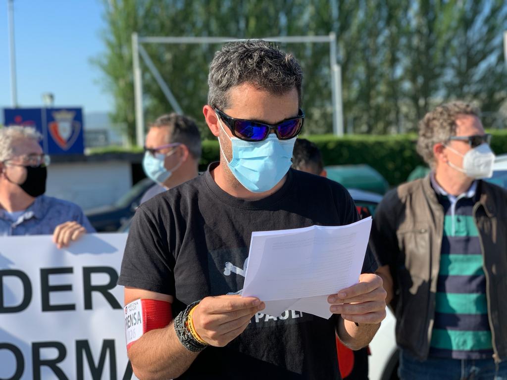 Con el derecho a la información no se juega!
Informazio eskubidea dugu jokoan!
Concentración de los medios gráficos en Tajonar por el derecho a fotografiar entrenamientos y partidos de fútbol profesional.