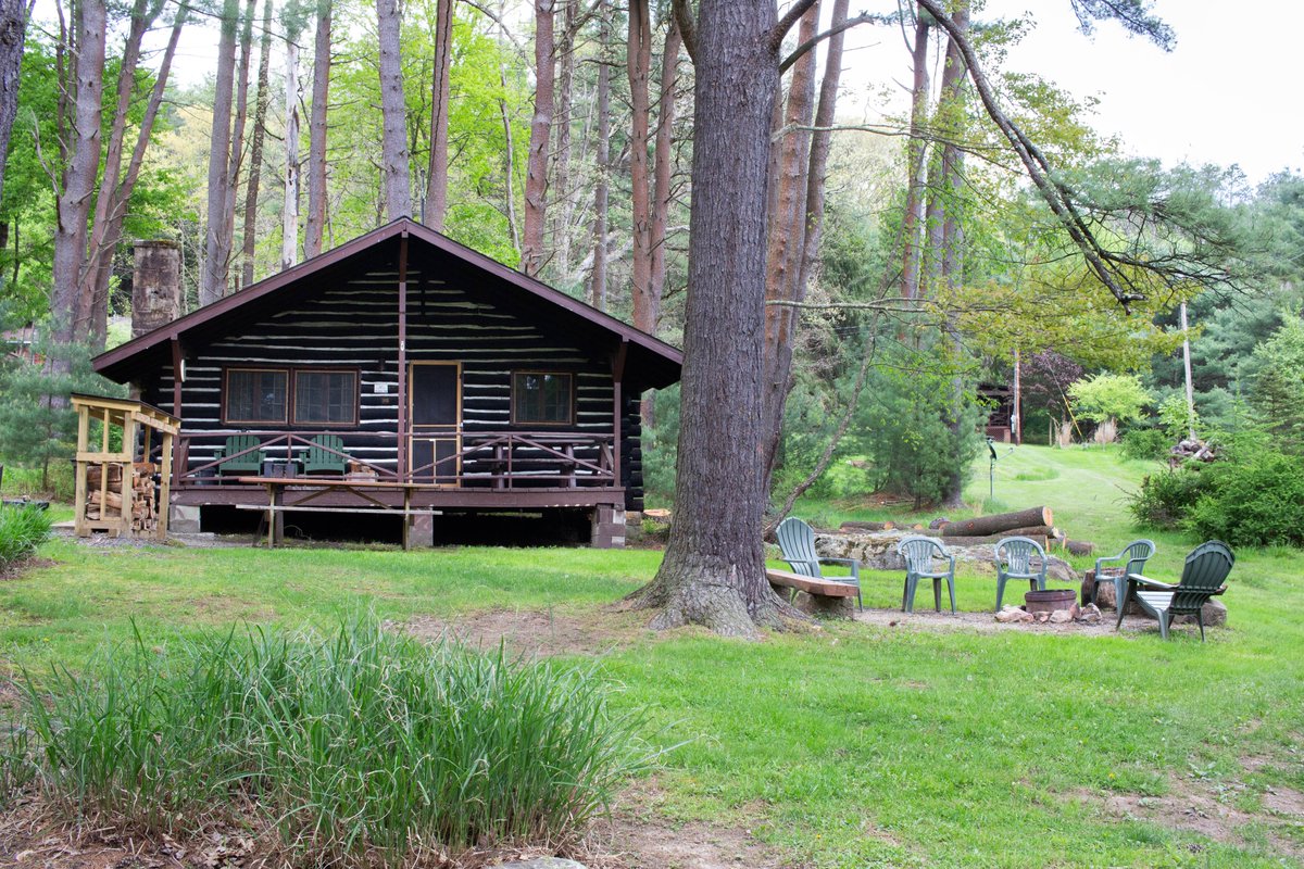 FairWindsCabins's tweet photo. Need a log cabin getaway this weekend? Cook Riverside Cabin 14 is available! Sleeps up to 6 in 2 bedrooms. Pet friendly! Kitchenware &amp; bed linens provided. 2 night min. More at https://t.co/JaCa2BI771
#NWPA #PAWilds #CookForestStatePark #LogCabinLife https://t.co/kTdTZg81lr