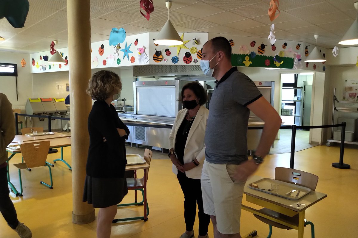 Visite de @mguevenoux notre députée à #SaintrySurSeine en présence de notre équipe éducative pour voir l'immense travail réalisé pour accueillir dans les meilleures conditions possibles nos enfants.