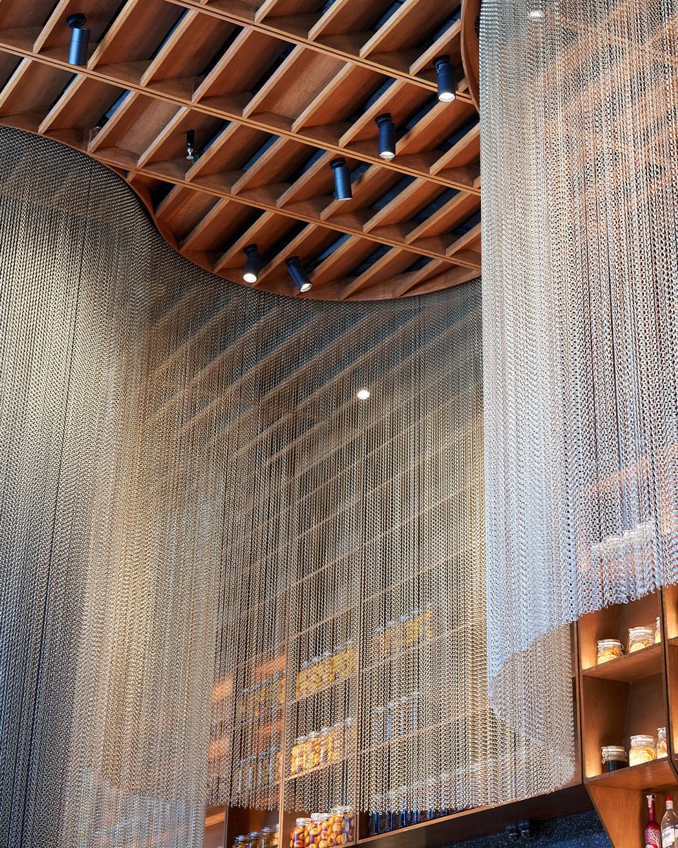TRENDSMagIndia's tweet photo. #JourneyThroughDcode2020
Metal chains curtain provides a soft-sensual backdrop to the myriad expression of tastes in this restaurant.
Design: @chrislee.serie
Image: @jordi.huisman

#downloadnow #mayissue #dcodeissue https://t.co/VCFFKjTskr