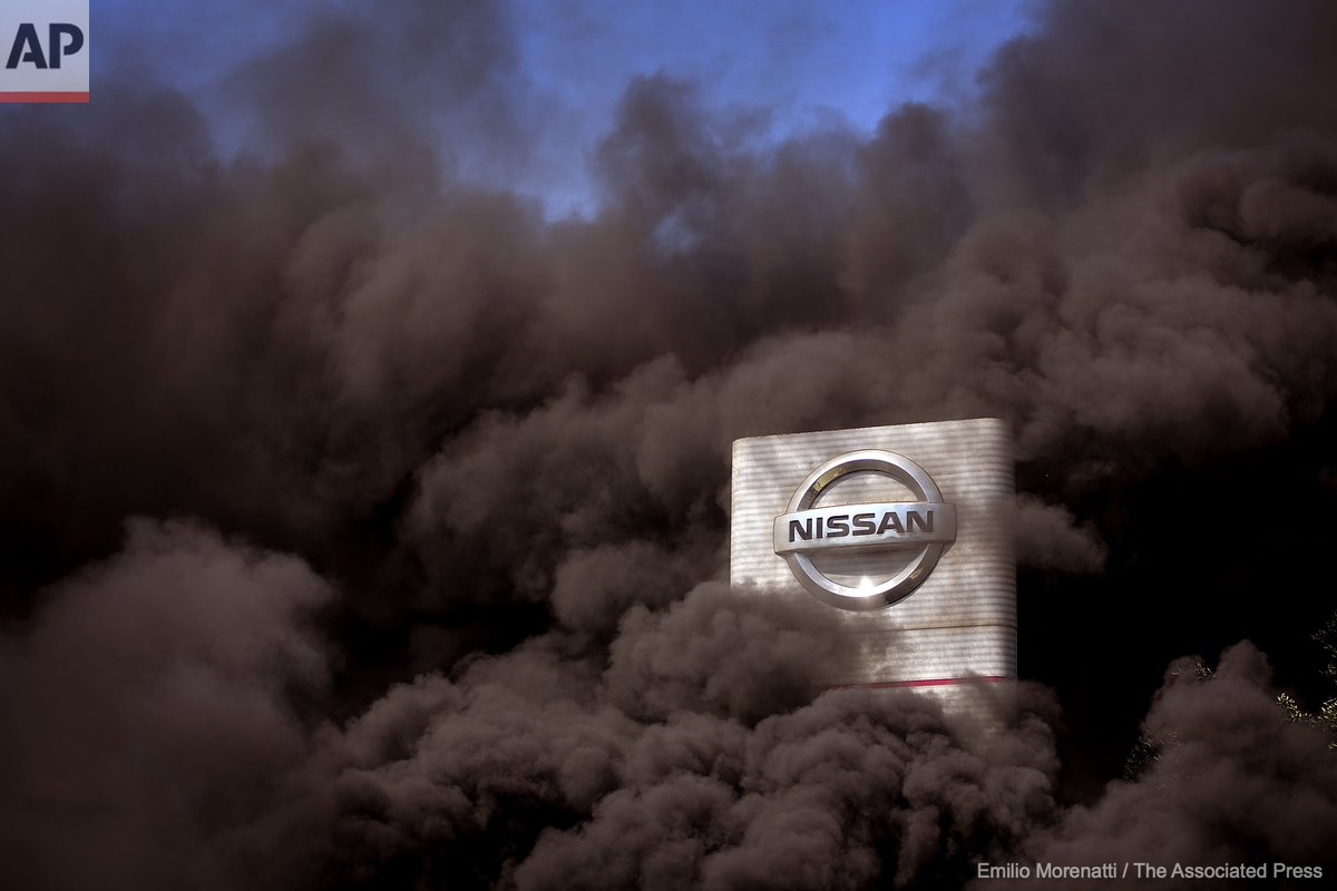 EmilioMorenatti's tweet photo. Smoke rises over the Nissan factory as workers burn tires during a protest in Barcelona, Thursday, May 28, 2020. Japanese carmaker Nissan Motor Co. has decided to close its manufacturing plans in the northeastern Catalonia region, resulting in the loss of some 3,000 direct jobs. https://t.co/S45velKLkl