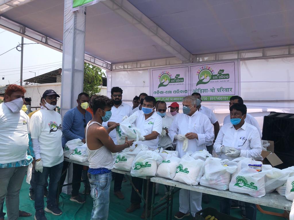 MoParivarOdisha's tweet photo. The mission to assist the migrant labour continues in Berhampur. Sri Arup Patnaik, Convenor, Odisha-Mo Parivar, is seen with Sri Chandrasekhar Sahu, Smt Latika Pradhan, Sri Bikram Chandra Panda, Sri Tumbanath Panda &amp; others
#MigrantLivesMatter 
@CMO_Odisha @bjd_odisha @TNITweet https://t.co/CiHv51x80C