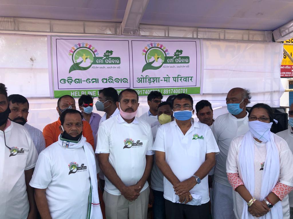 MoParivarOdisha's tweet photo. The mission to assist the migrant labour continues in Berhampur. Sri Arup Patnaik, Convenor, Odisha-Mo Parivar, is seen with Sri Chandrasekhar Sahu, Smt Latika Pradhan, Sri Bikram Chandra Panda, Sri Tumbanath Panda &amp; others
#MigrantLivesMatter 
@CMO_Odisha @bjd_odisha @TNITweet https://t.co/CiHv51x80C