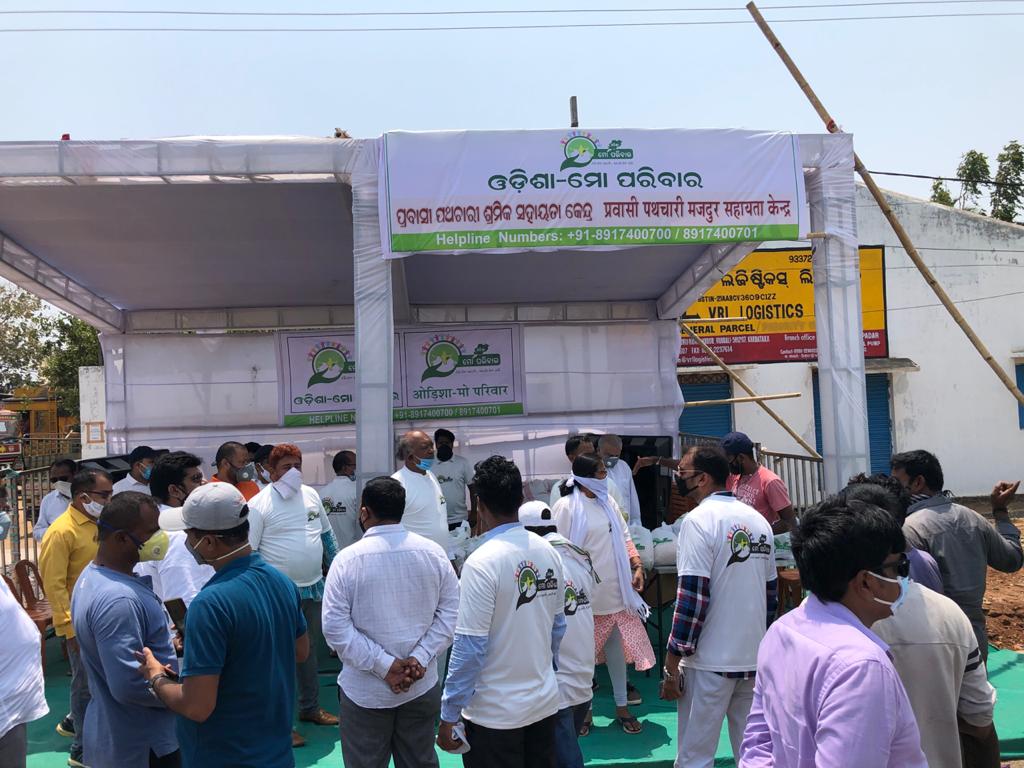 MoParivarOdisha's tweet photo. The mission to assist the migrant labour continues in Berhampur. Sri Arup Patnaik, Convenor, Odisha-Mo Parivar, is seen with Sri Chandrasekhar Sahu, Smt Latika Pradhan, Sri Bikram Chandra Panda, Sri Tumbanath Panda &amp; others
#MigrantLivesMatter 
@CMO_Odisha @bjd_odisha @TNITweet https://t.co/CiHv51x80C