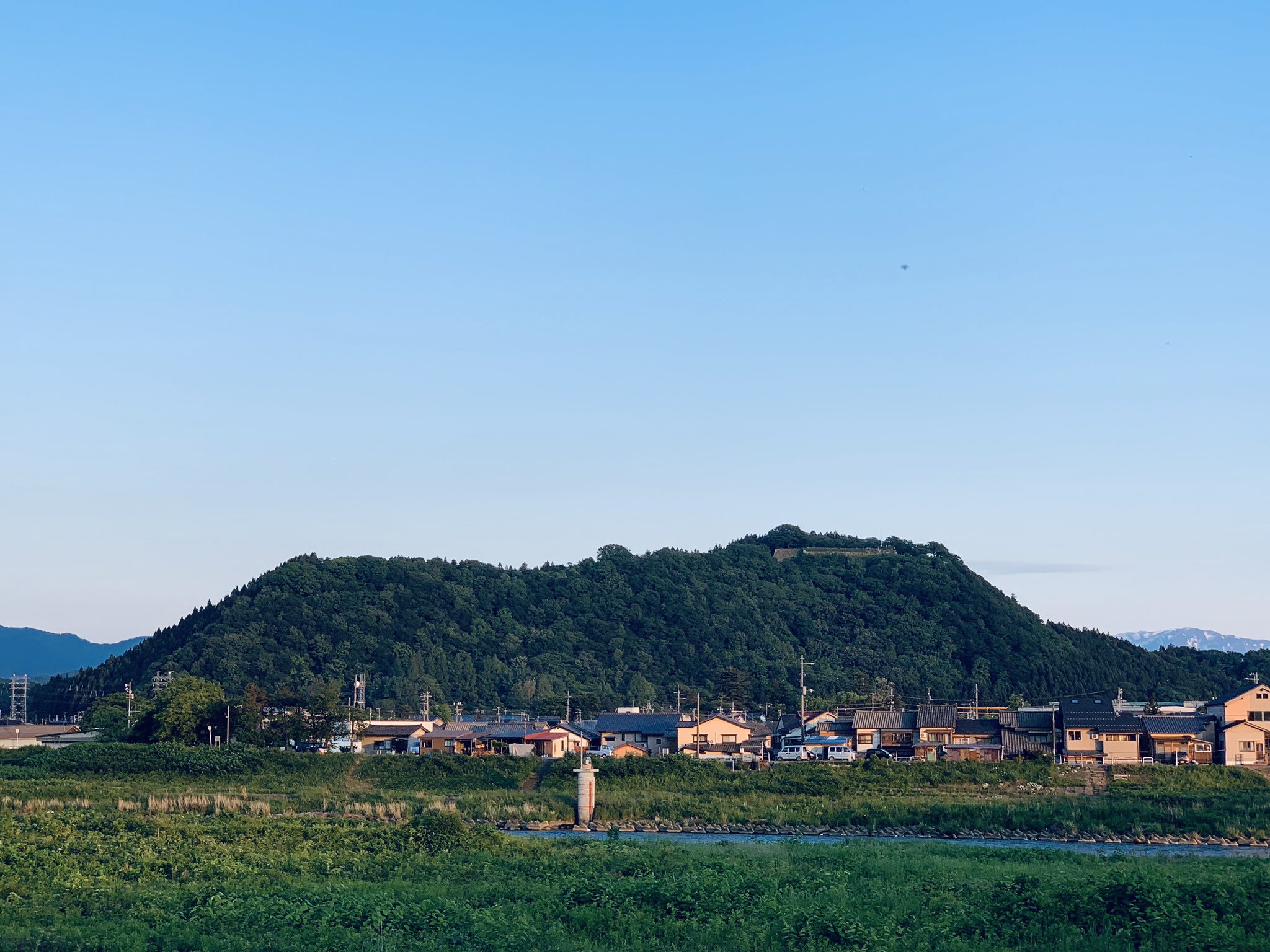 臥牛山 村上市 公式 村上市のどこが見たい 夕暮れの臥牛山 下渡大橋から急いでお城山を駆け登りました 今日は綺麗な夕日でした T Co Hdkinnt4 Twitter