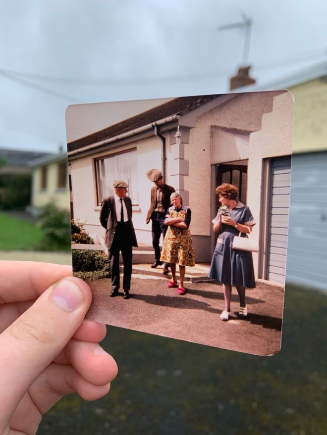 BBC Cymru Fyw (@bbccymrufyw) on Twitter photo Llongyfarchiadau i Teifi Thomas o Ysgol Bro Teifi! 👏
Enillydd adran iau cystadleuaeth Ffoto T <a href="/EisteddfodUrdd/">Eisteddfod yr Urdd a’r Celfyddydau</a> #EisteddfodT
"Aiff y llun â ni yn ôl gyfnod arall gan lwyddo ar yr un pryd i awgrymu parhad..."
Mae'r feirniadaeth lawn fan hyn -->> bbc.in/3d8ESCc Llongyfarchiadau i Teifi Thomas o Ysgol Bro Teifi! 👏
Enillydd adran iau cystadleuaeth Ffoto T <a href="/EisteddfodUrdd/">Eisteddfod yr Urdd a’r Celfyddydau</a> #EisteddfodT
"Aiff y llun â ni yn ôl gyfnod arall gan lwyddo ar yr un pryd i awgrymu parhad..."
Mae'r feirniadaeth lawn fan hyn -->> bbc.in/3d8ESCc