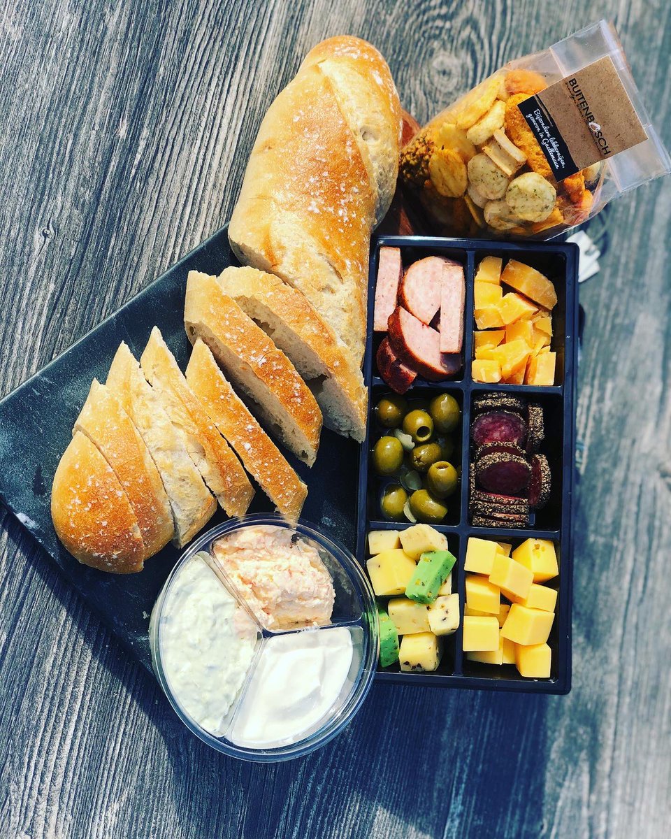 Weekend borreltas; in een handomdraai iets lekkers op tafel! Ook handig voor op de boot of bij een picknick!
- 6-vaks borrelbox: kaasmix, grillworst, fuet &amp; olijven.
- 3-vaks brooddip: peppadewtapenade, aioli en heks'nkaas
- baguette 
- Burito rijstcrackermix
 € 17,50