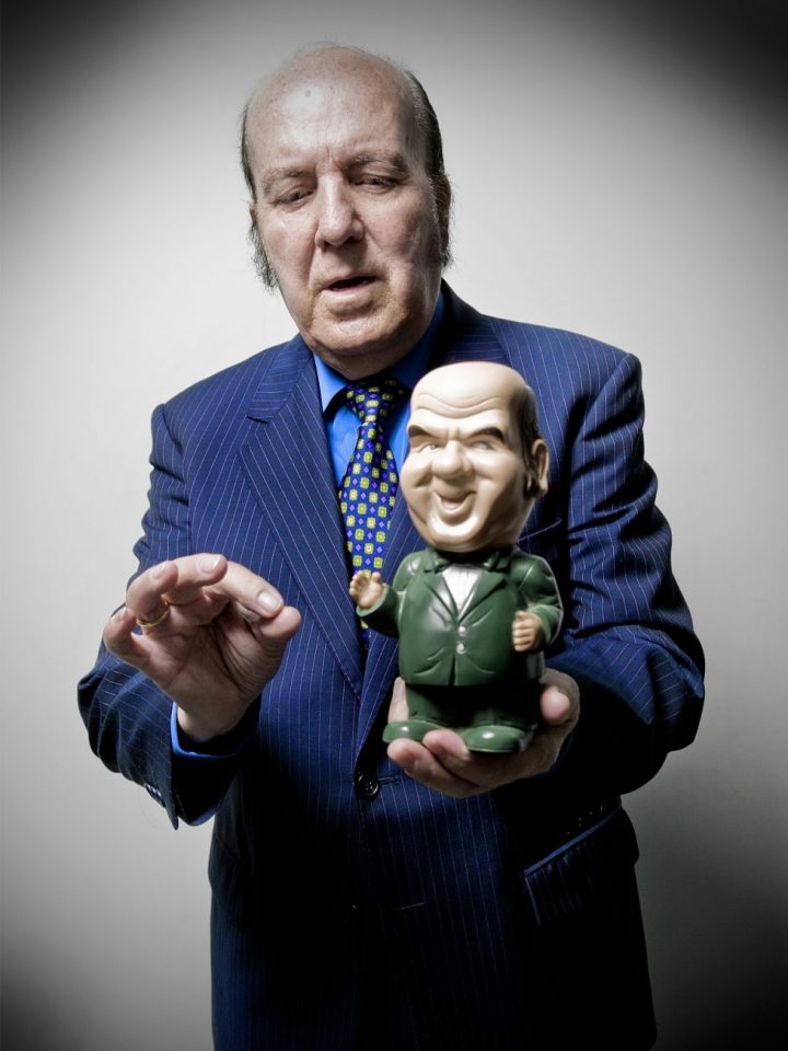 «De pronto —y disculpe, maestro, si me meto en lo que no me importa— me pareció verle en las arrugas del careto, en las patillas y el pelo en caracolillo tras la oreja, en esos ojos tranquilos y zumbones, mucha cátedra de la vida y de la puñetera condición humana». <a href="/perezreverte/">Arturo Pérez-Reverte</a>