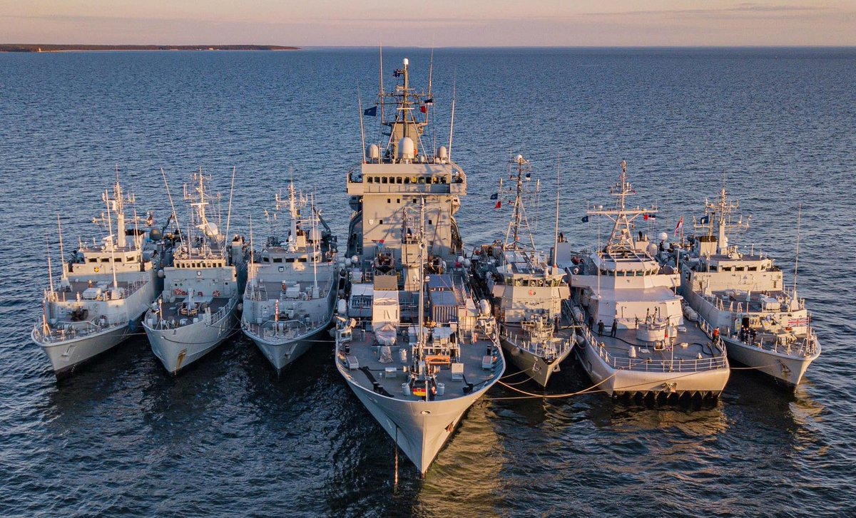 SNMCMG1 minehunters and support ship in the eastern Baltic this week. #NATO @HmsRamsey outer vessel on Port side via @COM_SNMCMG1