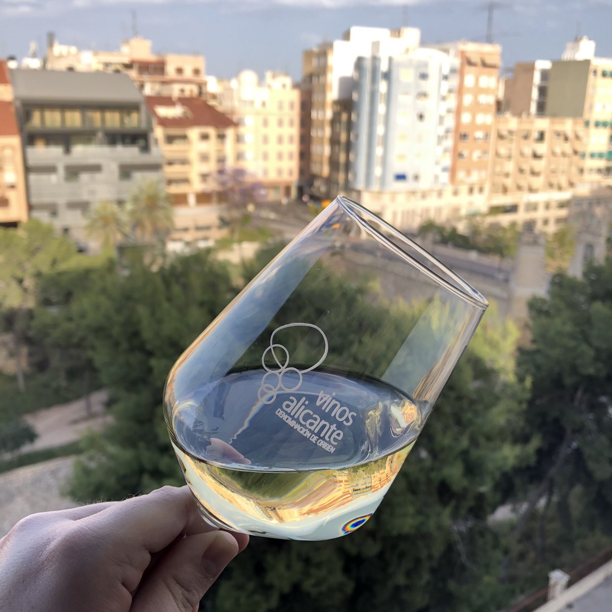 Hoy es #juernes y apetece 1 copa de vino blanco de <a href="/bodegavirtudes/">Bodega Las Virtudes</a> de @Vinos_ALICANTE #AlicanteWines #winelovers