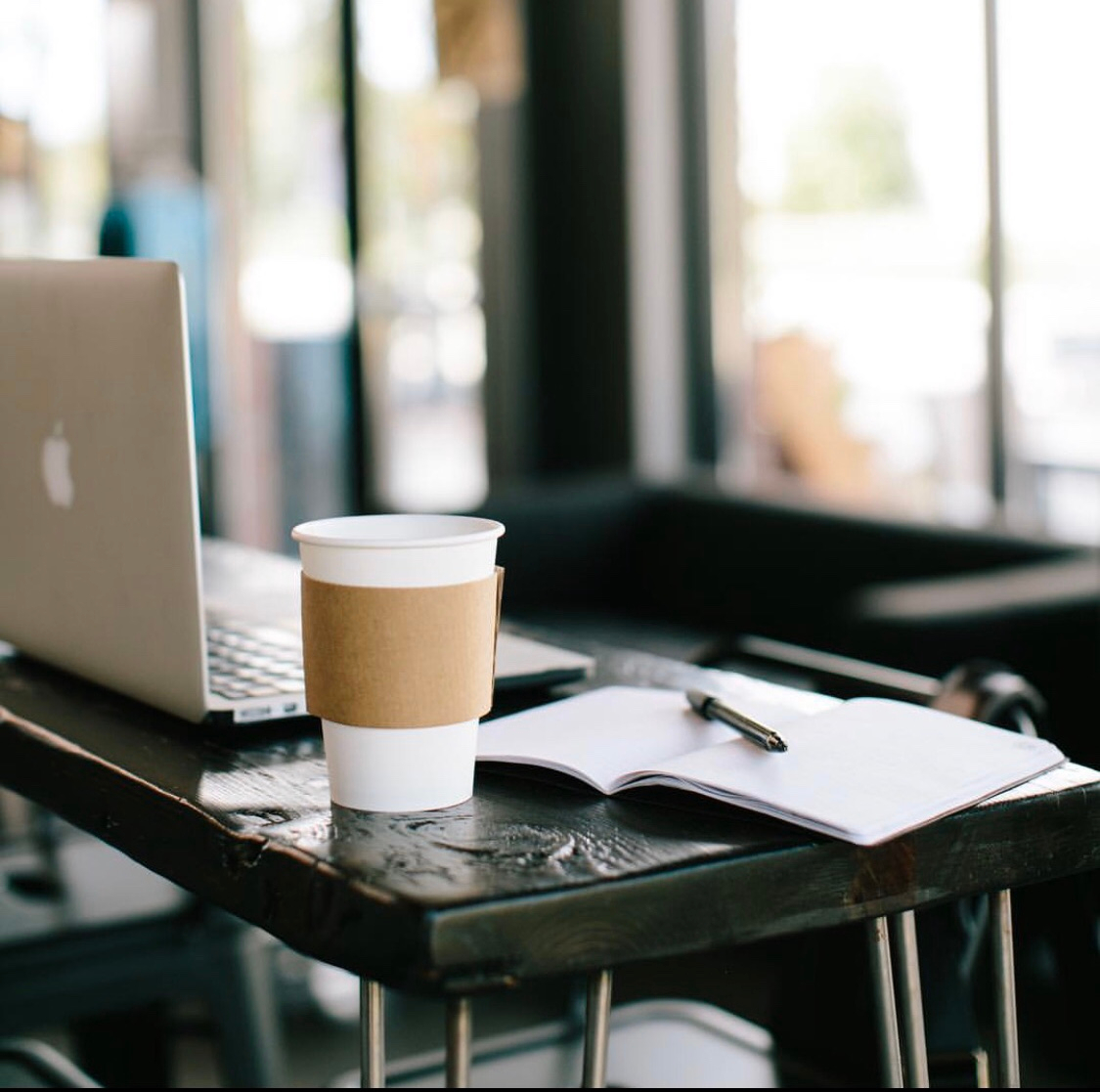 Now that #podcasts have proven to be so popular, Apple News+ is going to be offering audio versions for some of the articles and stories on the platform, too.  🎧 Instead of reading the top stories in your feed, you may soon be able to listen to them! soo.nr/ERih