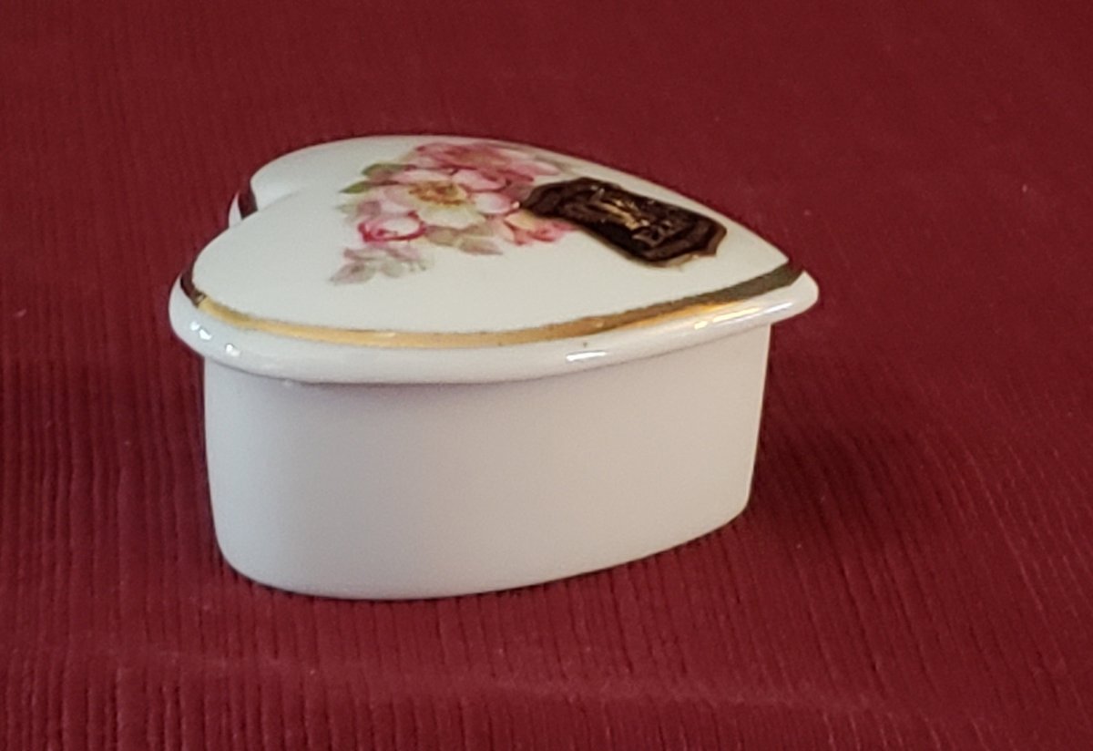 atticesoterica's tweet photo. Vintage Heart Shaped Floral Porcelain China Lidded Trinket Ring Box From Golden Crown E&R Gerold Porzellan Tettau Bavaria Original Sticker https://t.co/FacmMm7CfP #AtticEsoterica #Vintage #Collectibles #Antiques #Etsy #EAndR https://t.co/6va3DXhdqS
