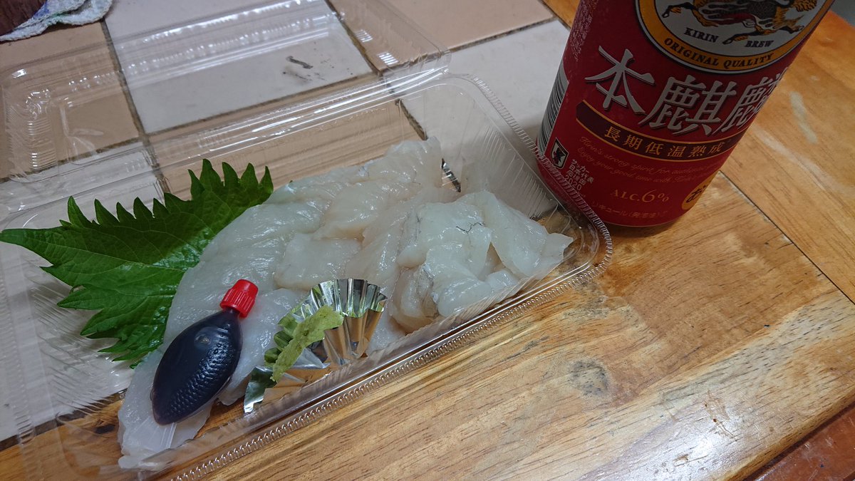 chakitinkling's tweet photo. @hypocritehare フグの刺身で晩酌😋 https://t.co/z8i62oSZxv